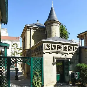  Hébergement de vacances Luxueux Pavillon En Plein Centre De